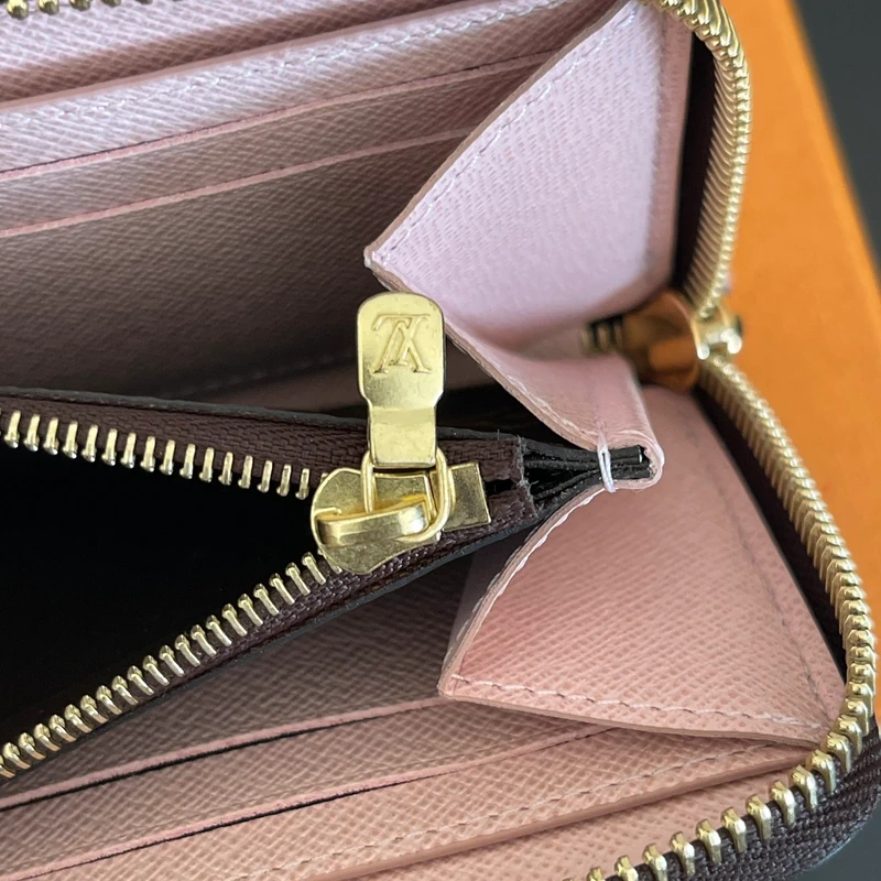 Louis Vuitton Clémence monogram ballerine LUXE DE SECONDE MAIN AUTHENTIQUE. PETITE MAROQUINERIE DE LUXE. ENTRUPY CERTIFICATE