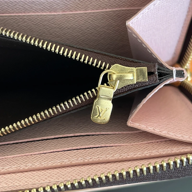 Louis Vuitton Clémence monogram ballerine LUXE DE SECONDE MAIN AUTHENTIQUE. PETITE MAROQUINERIE DE LUXE. ENTRUPY CERTIFICATE