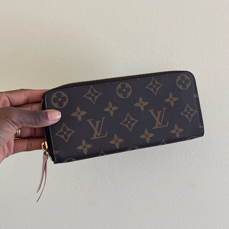 Louis Vuitton Clémence monogram ballerine LUXE DE SECONDE MAIN AUTHENTIQUE. PETITE MAROQUINERIE DE LUXE. ENTRUPY CERTIFICATE