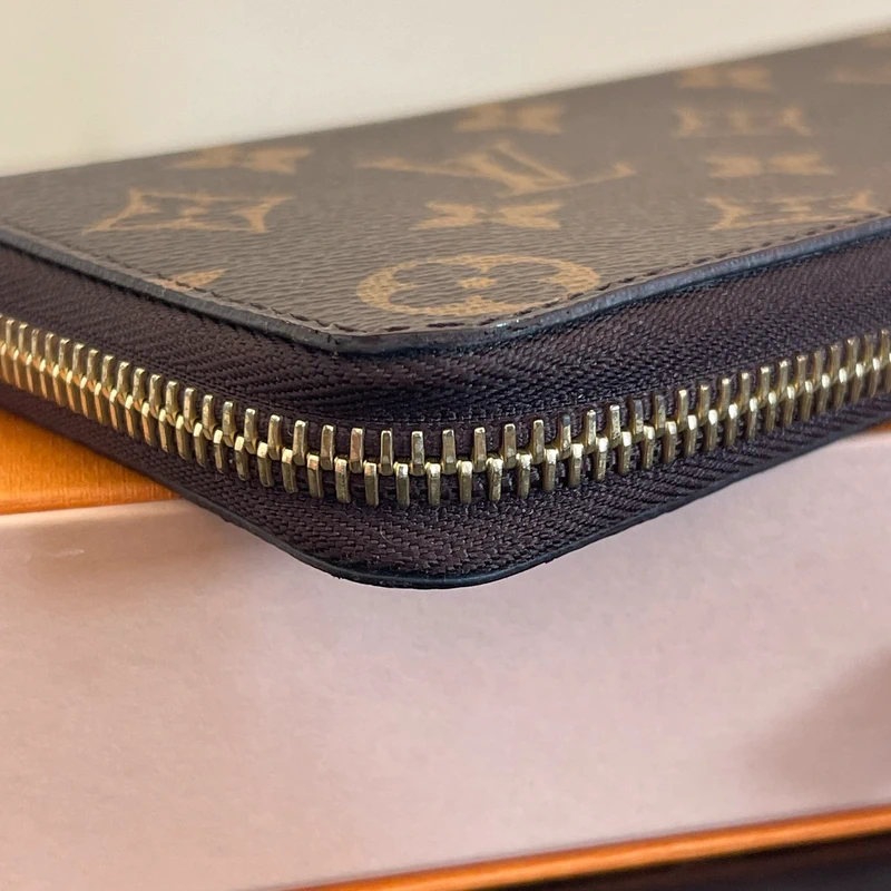 Louis Vuitton Clémence monogram ballerine LUXE DE SECONDE MAIN AUTHENTIQUE. PETITE MAROQUINERIE DE LUXE. ENTRUPY CERTIFICATE