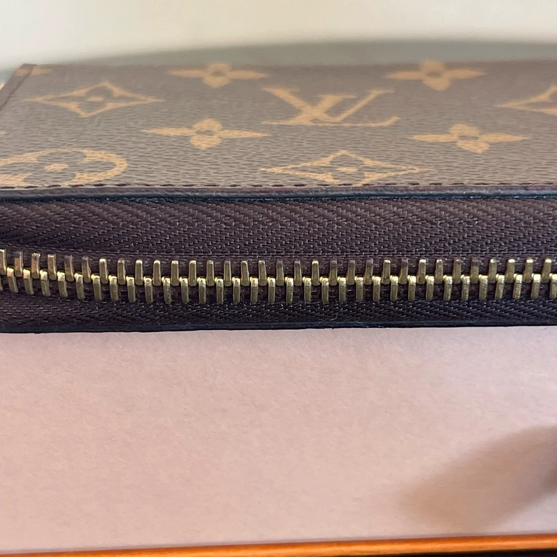 Louis Vuitton Clémence monogram ballerine LUXE DE SECONDE MAIN AUTHENTIQUE. PETITE MAROQUINERIE DE LUXE. ENTRUPY CERTIFICATE