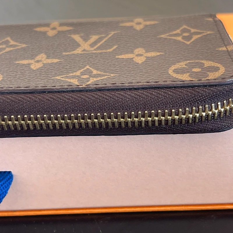 Louis Vuitton Clémence monogram ballerine LUXE DE SECONDE MAIN AUTHENTIQUE. PETITE MAROQUINERIE DE LUXE. ENTRUPY CERTIFICATE