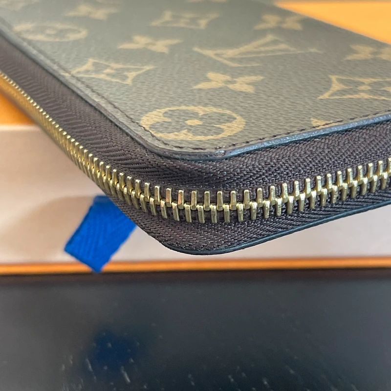 Louis Vuitton Clémence monogram ballerine LUXE DE SECONDE MAIN AUTHENTIQUE. PETITE MAROQUINERIE DE LUXE. ENTRUPY CERTIFICATE