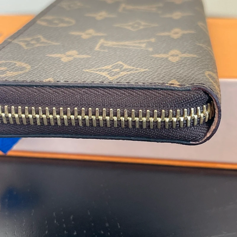 Louis Vuitton Clémence monogram ballerine LUXE DE SECONDE MAIN AUTHENTIQUE. PETITE MAROQUINERIE DE LUXE. ENTRUPY CERTIFICATE