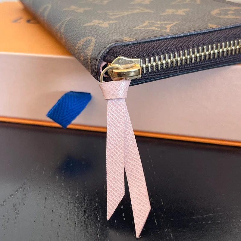 Louis Vuitton Clémence monogram ballerine LUXE DE SECONDE MAIN AUTHENTIQUE. PETITE MAROQUINERIE DE LUXE. ENTRUPY CERTIFICATE
