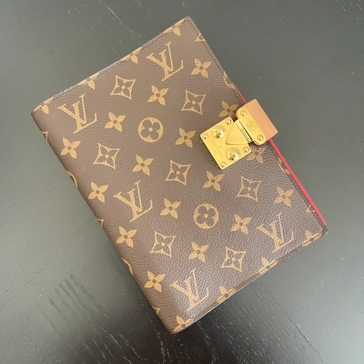 Louis Vuitton couverture carnet de notes Paul monogram LUXE DE SECONDE MAIN AUTHENTIQUE. PETITE MAROQUINERIE DE LUXE. ENTRUPY CERTIFICATE