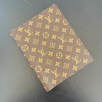 Louis Vuitton couverture pour agenda de bureau monogram LUXE DE SECONDE MAIN AUTHENTIQUE. PETITE MAROQUINERIE DE LUXE. ENTRUPY CERTIFICATE
