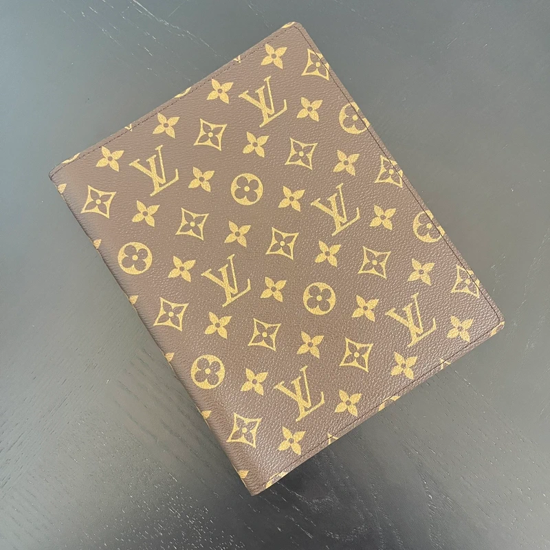 Louis Vuitton couverture pour agenda de bureau monogram LUXE DE SECONDE MAIN AUTHENTIQUE. PETITE MAROQUINERIE DE LUXE. ENTRUPY CERTIFICATE