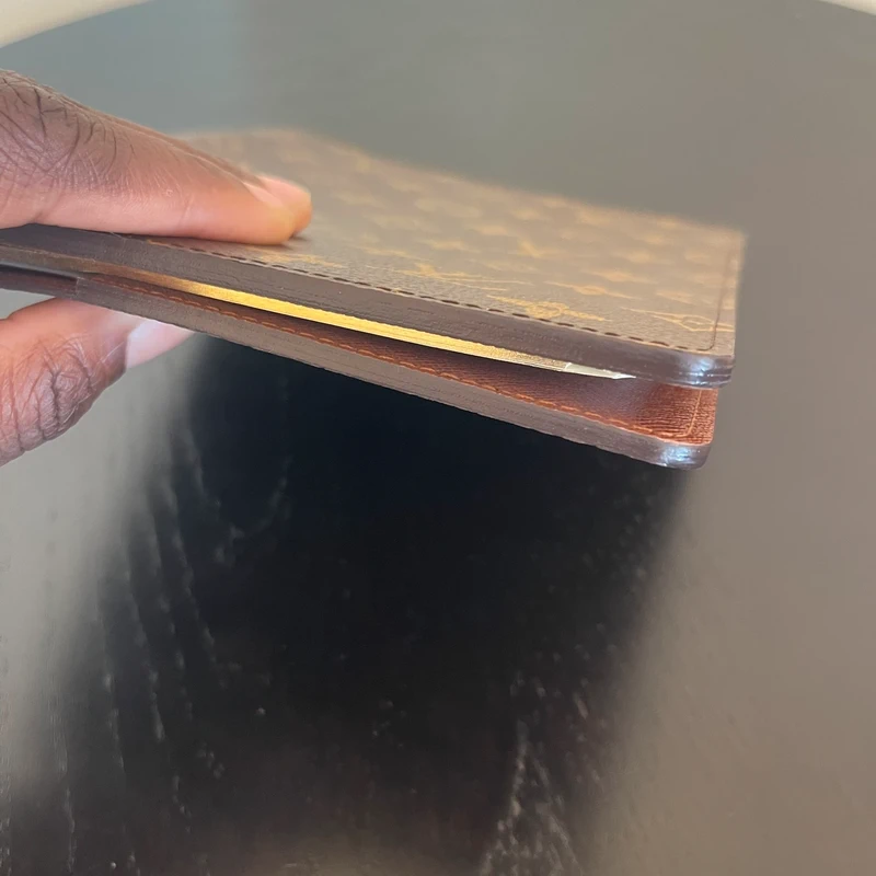 Louis Vuitton couverture pour agenda de bureau monogram LUXE DE SECONDE MAIN AUTHENTIQUE. PETITE MAROQUINERIE DE LUXE. ENTRUPY CERTIFICATE