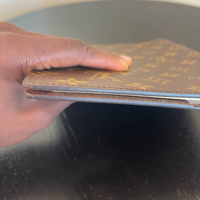 Louis Vuitton couverture pour agenda de bureau monogram LUXE DE SECONDE MAIN AUTHENTIQUE. PETITE MAROQUINERIE DE LUXE. ENTRUPY CERTIFICATE
