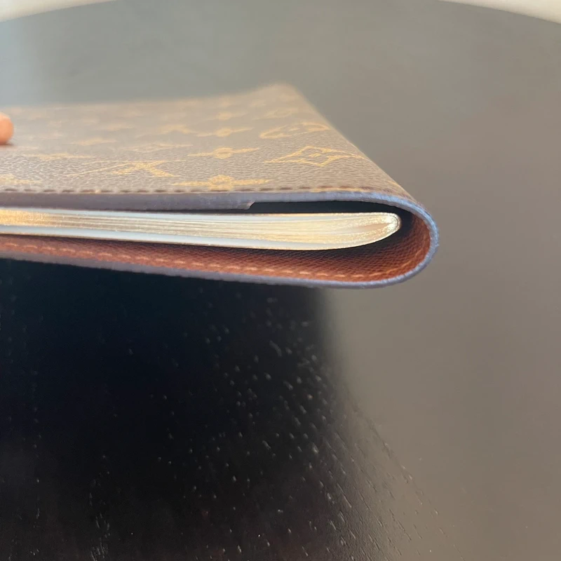 Louis Vuitton couverture pour agenda de bureau monogram LUXE DE SECONDE MAIN AUTHENTIQUE. PETITE MAROQUINERIE DE LUXE. ENTRUPY CERTIFICATE