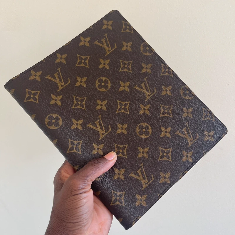 Louis Vuitton couverture pour agenda de bureau monogram LUXE DE SECONDE MAIN AUTHENTIQUE. PETITE MAROQUINERIE DE LUXE. ENTRUPY CERTIFICATE
