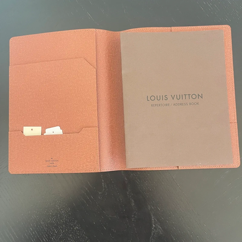 Louis Vuitton couverture pour agenda de bureau monogram LUXE DE SECONDE MAIN AUTHENTIQUE. PETITE MAROQUINERIE DE LUXE. ENTRUPY CERTIFICATE