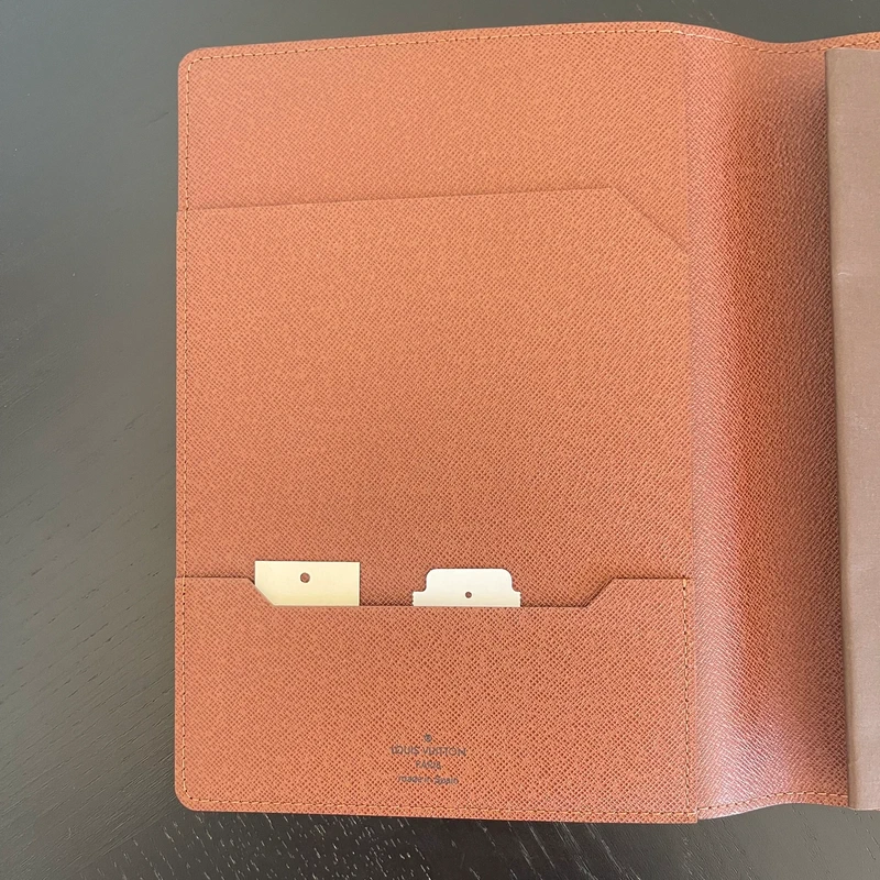 Louis Vuitton couverture pour agenda de bureau monogram LUXE DE SECONDE MAIN AUTHENTIQUE. PETITE MAROQUINERIE DE LUXE. ENTRUPY CERTIFICATE