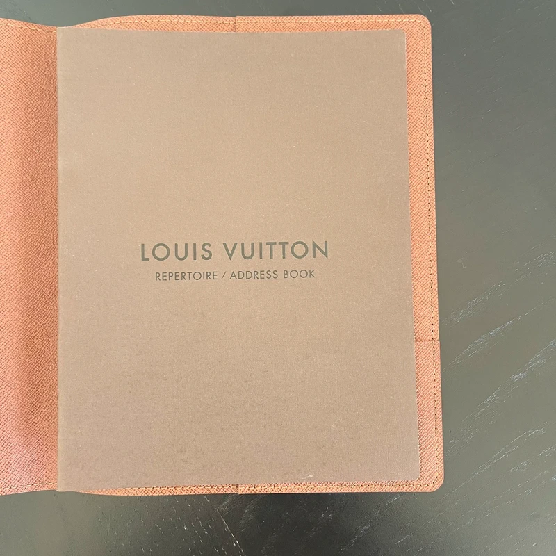 Louis Vuitton couverture pour agenda de bureau monogram LUXE DE SECONDE MAIN AUTHENTIQUE. PETITE MAROQUINERIE DE LUXE. ENTRUPY CERTIFICATE
