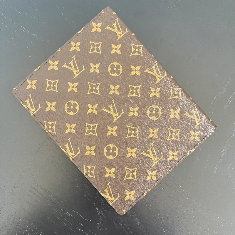 Louis Vuitton couverture pour agenda de bureau monogram LUXE DE SECONDE MAIN AUTHENTIQUE. PETITE MAROQUINERIE DE LUXE. ENTRUPY CERTIFICATE