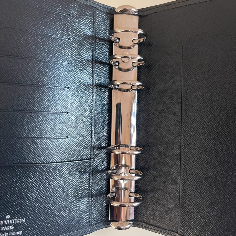 LOUIS VUITTON couverture pour agenda MM cuir taiga noir SAC DE LUXE LV. LUXE DE SECONDE MAIN AUTHENTIQUE. ENTRUPY CERTIFICATE