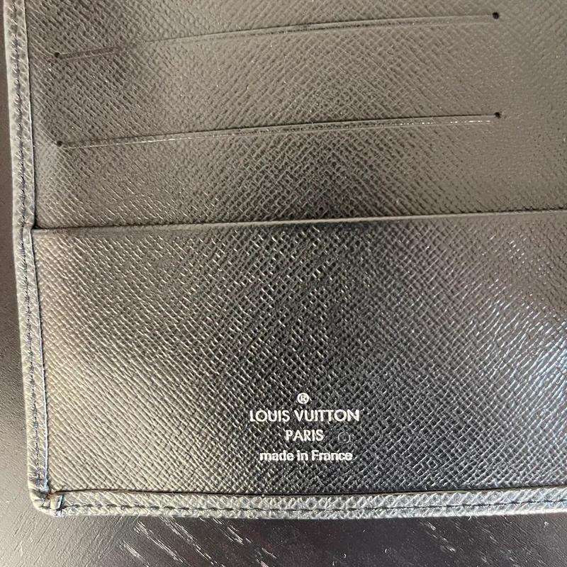 LOUIS VUITTON couverture pour agenda MM cuir taiga noir SAC DE LUXE LV. LUXE DE SECONDE MAIN AUTHENTIQUE. ENTRUPY CERTIFICATE