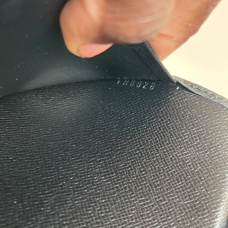 LOUIS VUITTON couverture pour agenda MM cuir taiga noir SAC DE LUXE LV. LUXE DE SECONDE MAIN AUTHENTIQUE. ENTRUPY CERTIFICATE