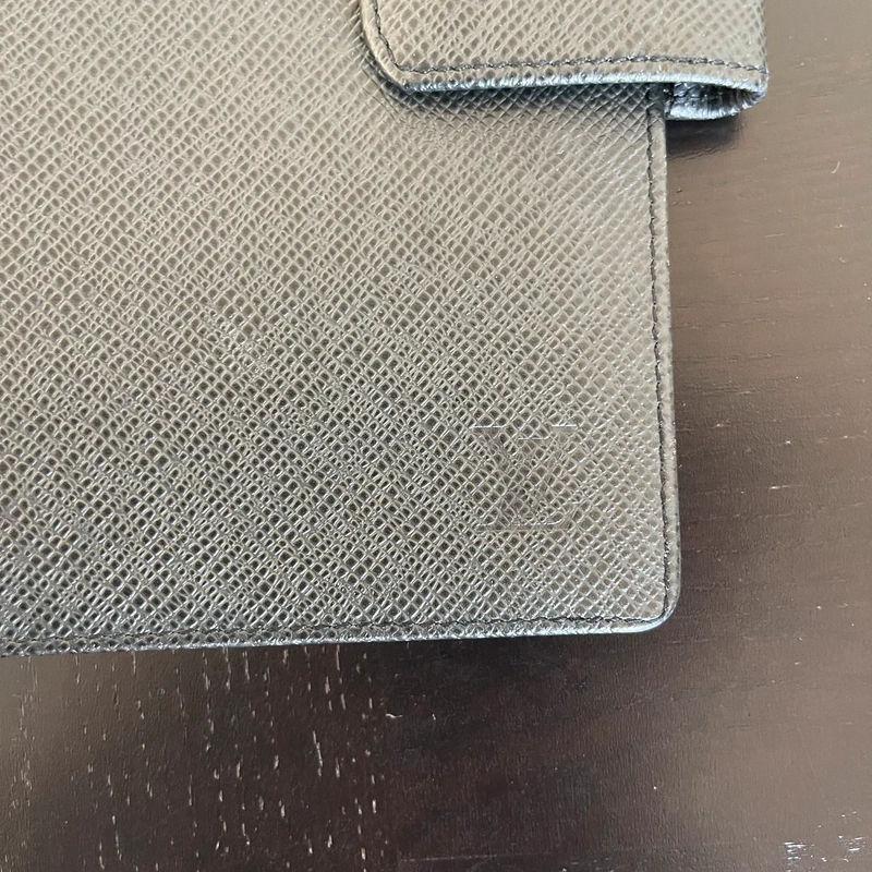 LOUIS VUITTON couverture pour agenda MM cuir taiga noir SAC DE LUXE LV. LUXE DE SECONDE MAIN AUTHENTIQUE. ENTRUPY CERTIFICATE