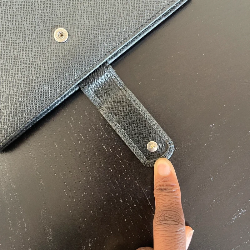 LOUIS VUITTON couverture pour agenda MM cuir taiga noir SAC DE LUXE LV. LUXE DE SECONDE MAIN AUTHENTIQUE. ENTRUPY CERTIFICATE