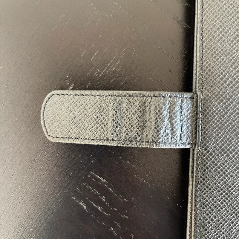 LOUIS VUITTON couverture pour agenda MM cuir taiga noir SAC DE LUXE LV. LUXE DE SECONDE MAIN AUTHENTIQUE. ENTRUPY CERTIFICATE