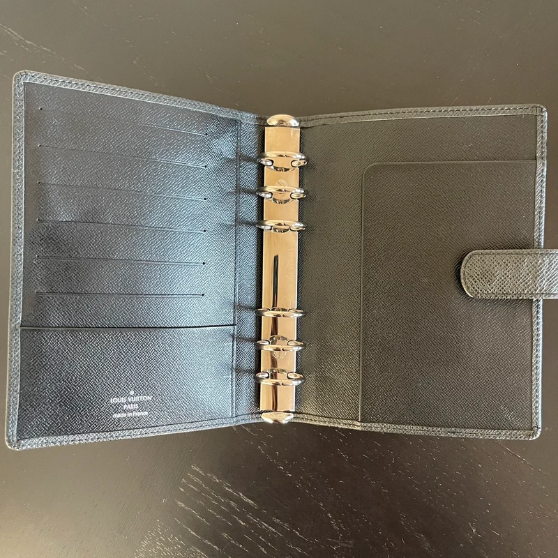 LOUIS VUITTON couverture pour agenda MM cuir taiga noir SAC DE LUXE LV. LUXE DE SECONDE MAIN AUTHENTIQUE. ENTRUPY CERTIFICATE