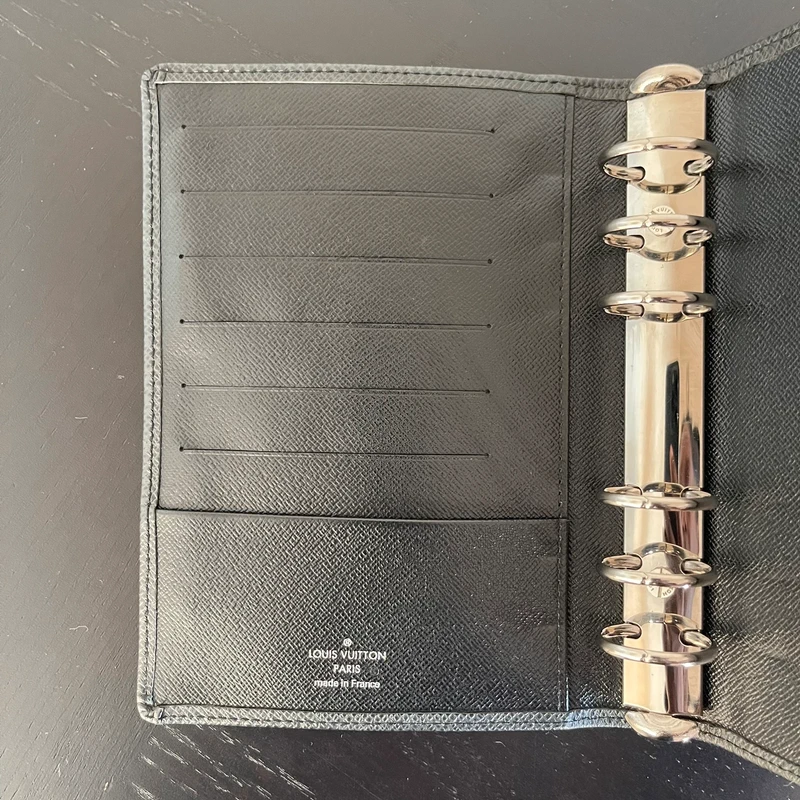 LOUIS VUITTON couverture pour agenda MM cuir taiga noir SAC DE LUXE LV. LUXE DE SECONDE MAIN AUTHENTIQUE. ENTRUPY CERTIFICATE