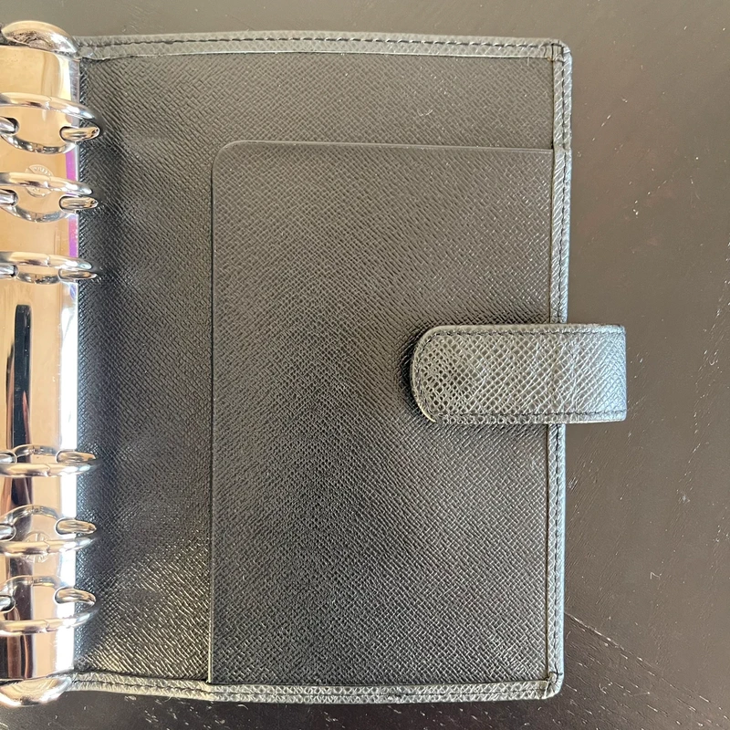 LOUIS VUITTON couverture pour agenda MM cuir taiga noir SAC DE LUXE LV. LUXE DE SECONDE MAIN AUTHENTIQUE. ENTRUPY CERTIFICATE