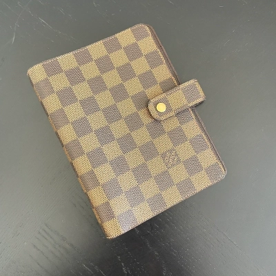 Louis Vuitton couverture pour agenda MM damier ébène LUXE LV. LUXE DE SECONDE MAIN AUTHENTIQUE. ENTRUPY CERTIFICATE. LV PLANNER