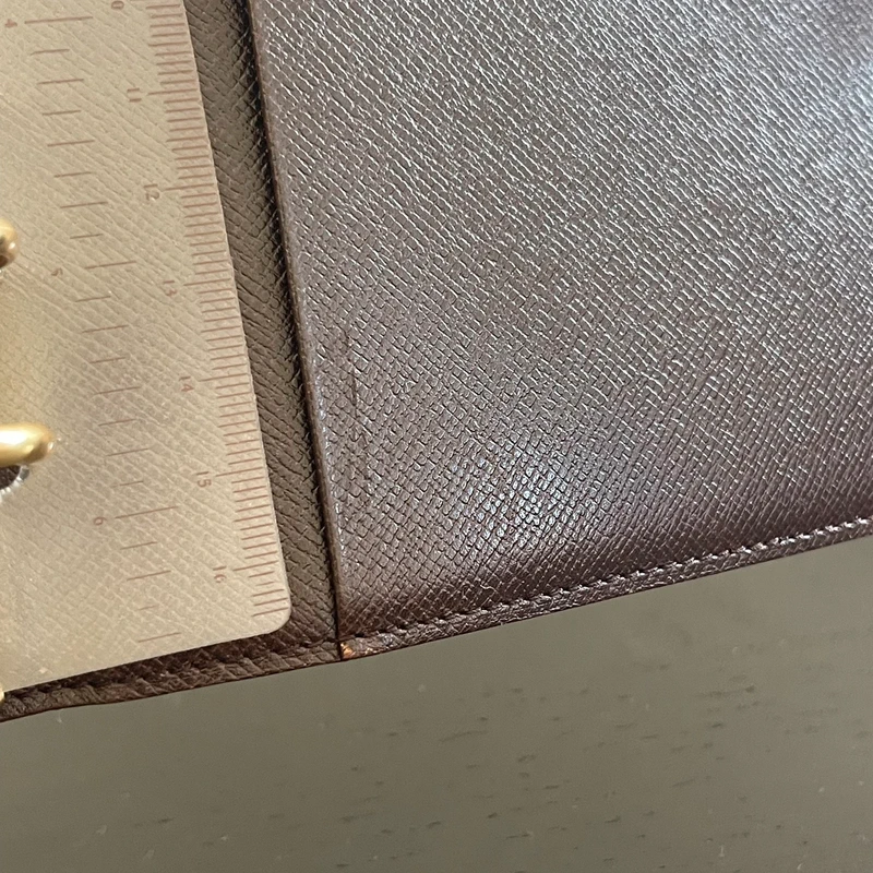 Louis Vuitton couverture pour agenda MM damier ébène LUXE LV. LUXE DE SECONDE MAIN AUTHENTIQUE. ENTRUPY CERTIFICATE. LV PLANNER