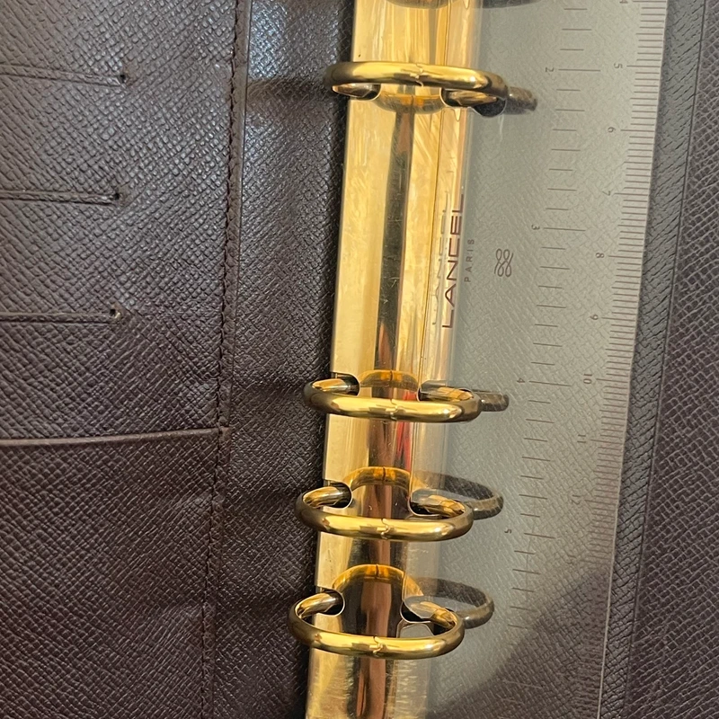 Louis Vuitton couverture pour agenda MM damier ébène LUXE LV. LUXE DE SECONDE MAIN AUTHENTIQUE. ENTRUPY CERTIFICATE. LV PLANNER