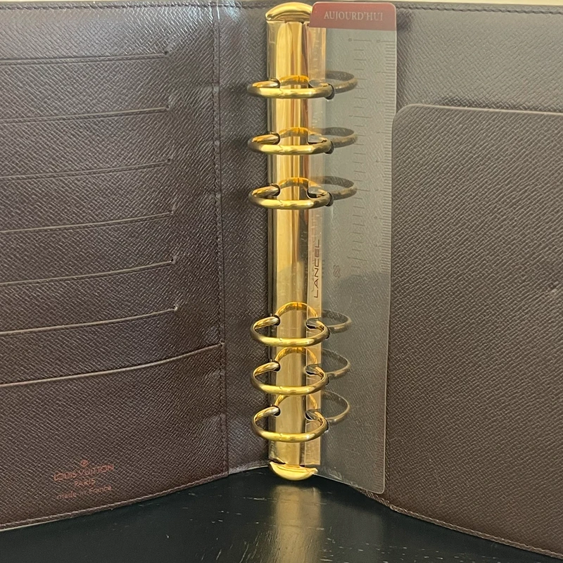 Louis Vuitton couverture pour agenda MM damier ébène LUXE LV. LUXE DE SECONDE MAIN AUTHENTIQUE. ENTRUPY CERTIFICATE. LV PLANNER