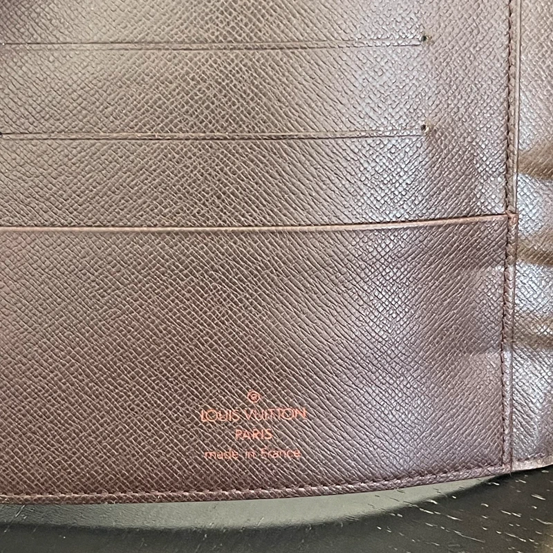 Louis Vuitton couverture pour agenda MM damier ébène LUXE LV. LUXE DE SECONDE MAIN AUTHENTIQUE. ENTRUPY CERTIFICATE. LV PLANNER