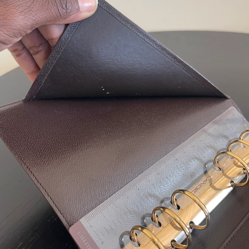 Louis Vuitton couverture pour agenda MM damier ébène LUXE LV. LUXE DE SECONDE MAIN AUTHENTIQUE. ENTRUPY CERTIFICATE. LV PLANNER