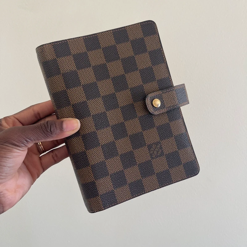 Louis Vuitton couverture pour agenda MM damier ébène LUXE LV. LUXE DE SECONDE MAIN AUTHENTIQUE. ENTRUPY CERTIFICATE. LV PLANNER