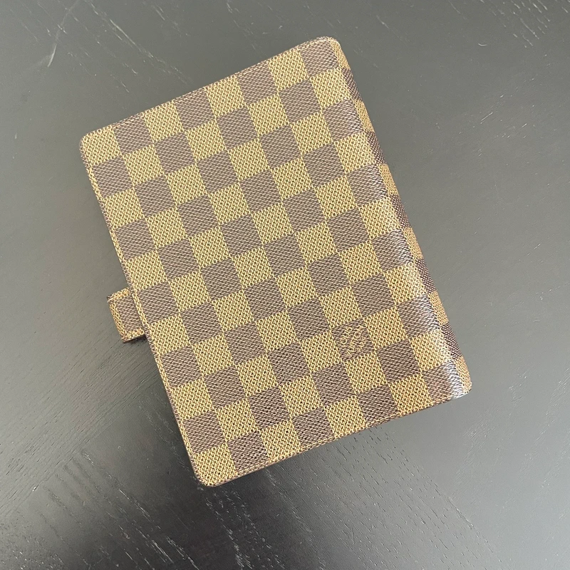 Louis Vuitton couverture pour agenda MM damier ébène LUXE LV. LUXE DE SECONDE MAIN AUTHENTIQUE. ENTRUPY CERTIFICATE. LV PLANNER