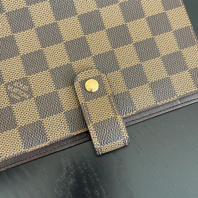 Louis Vuitton couverture pour agenda MM damier ébène LUXE LV. LUXE DE SECONDE MAIN AUTHENTIQUE. ENTRUPY CERTIFICATE. LV PLANNER