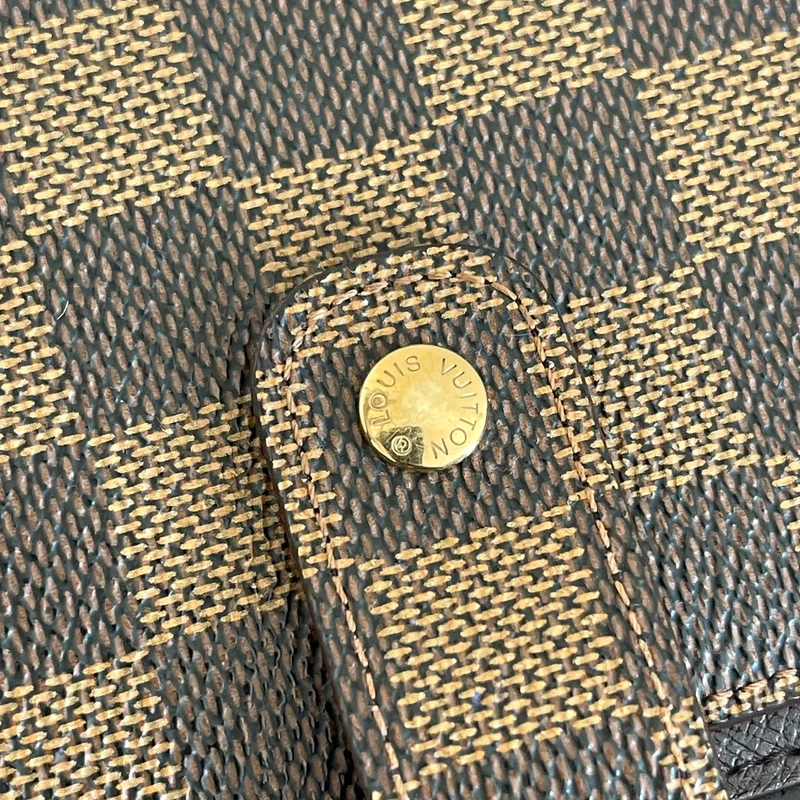 Louis Vuitton couverture pour agenda MM damier ébène LUXE LV. LUXE DE SECONDE MAIN AUTHENTIQUE. ENTRUPY CERTIFICATE. LV PLANNER