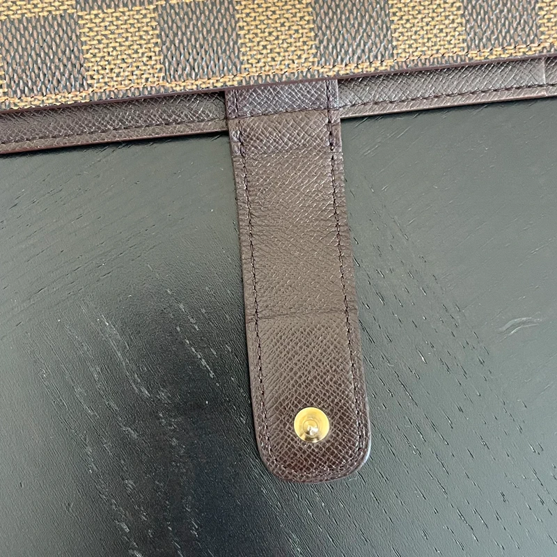 Louis Vuitton couverture pour agenda MM damier ébène LUXE LV. LUXE DE SECONDE MAIN AUTHENTIQUE. ENTRUPY CERTIFICATE. LV PLANNER