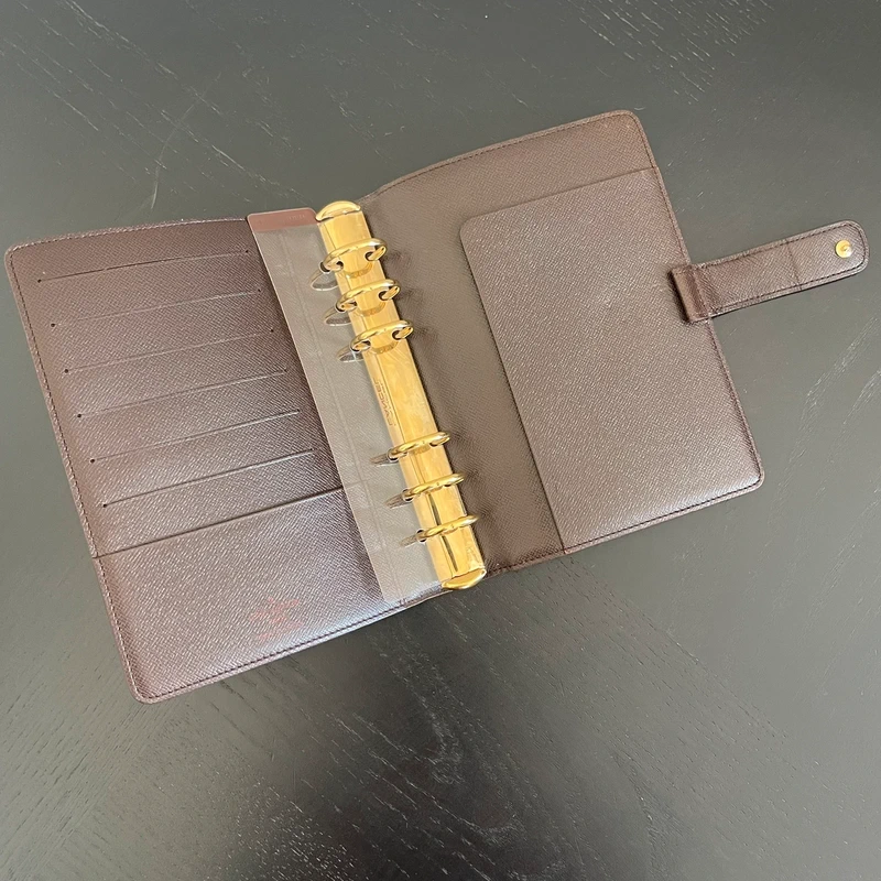 Louis Vuitton couverture pour agenda MM damier ébène LUXE LV. LUXE DE SECONDE MAIN AUTHENTIQUE. ENTRUPY CERTIFICATE. LV PLANNER