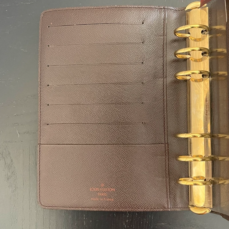 Louis Vuitton couverture pour agenda MM damier ébène LUXE LV. LUXE DE SECONDE MAIN AUTHENTIQUE. ENTRUPY CERTIFICATE. LV PLANNER