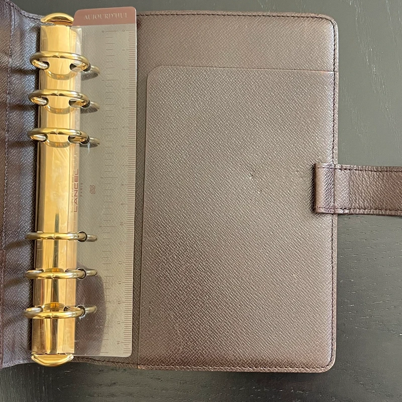 Louis Vuitton couverture pour agenda MM damier ébène LUXE LV. LUXE DE SECONDE MAIN AUTHENTIQUE. ENTRUPY CERTIFICATE. LV PLANNER