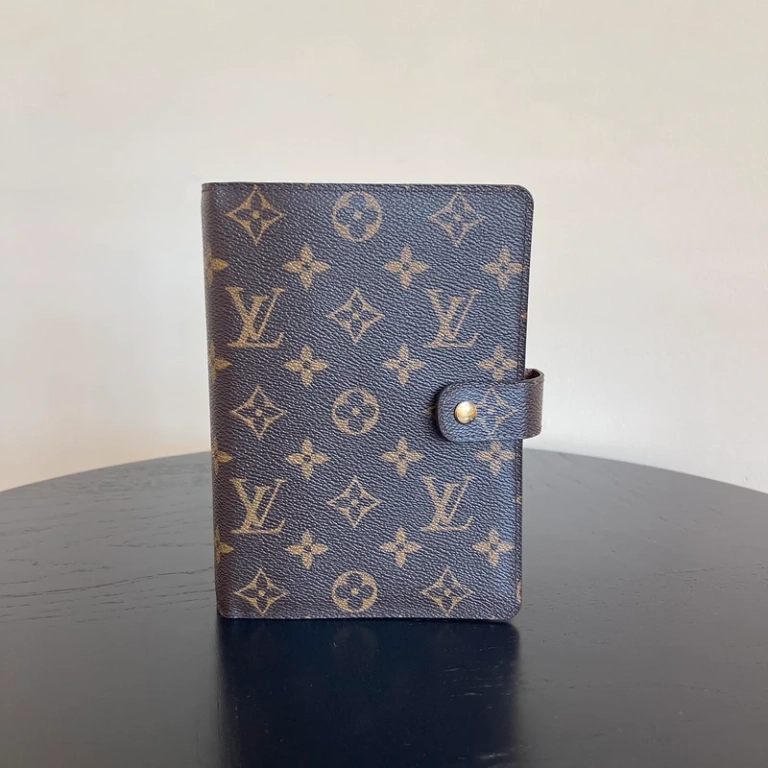 Louis Vuitton couverture pour agenda MM monogram LUXE DE SECONDE MAIN AUTHENTIQUE. PETITE MAROQUINERIE DE LUXE. ENTRUPY CERTIFICATE