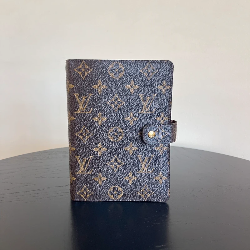Louis Vuitton couverture pour agenda MM monogram LUXE DE SECONDE MAIN AUTHENTIQUE. PETITE MAROQUINERIE DE LUXE. ENTRUPY CERTIFICATE