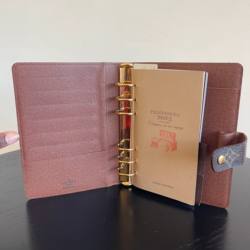 Louis Vuitton couverture pour agenda MM monogram LUXE DE SECONDE MAIN AUTHENTIQUE. PETITE MAROQUINERIE DE LUXE. ENTRUPY CERTIFICATE