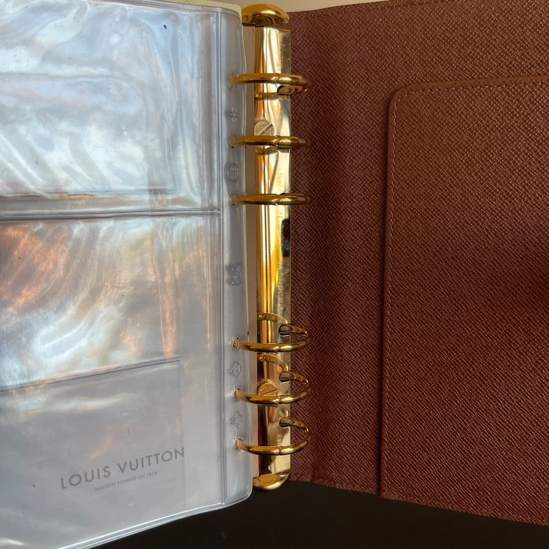Louis Vuitton couverture pour agenda MM monogram LUXE DE SECONDE MAIN AUTHENTIQUE. PETITE MAROQUINERIE DE LUXE. ENTRUPY CERTIFICATE