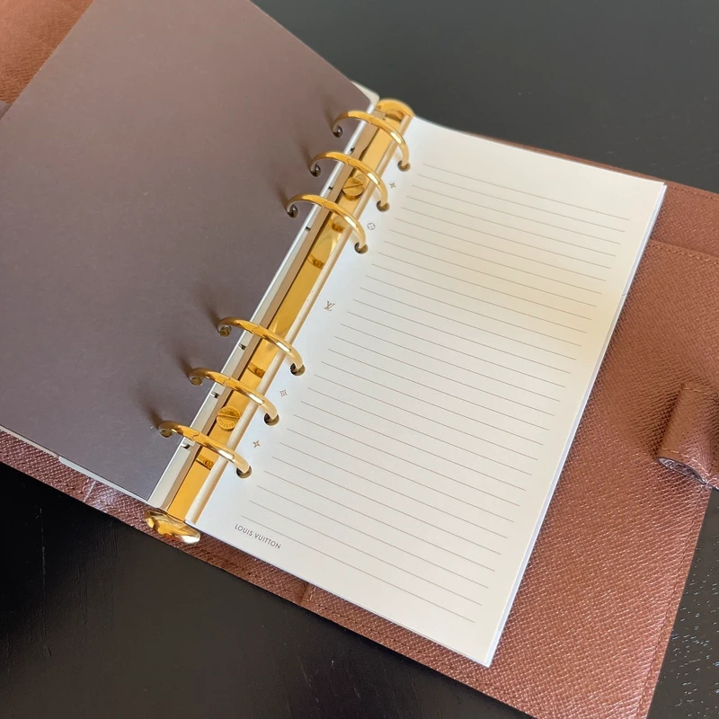 Louis Vuitton couverture pour agenda MM monogram LUXE DE SECONDE MAIN AUTHENTIQUE. PETITE MAROQUINERIE DE LUXE. ENTRUPY CERTIFICATE