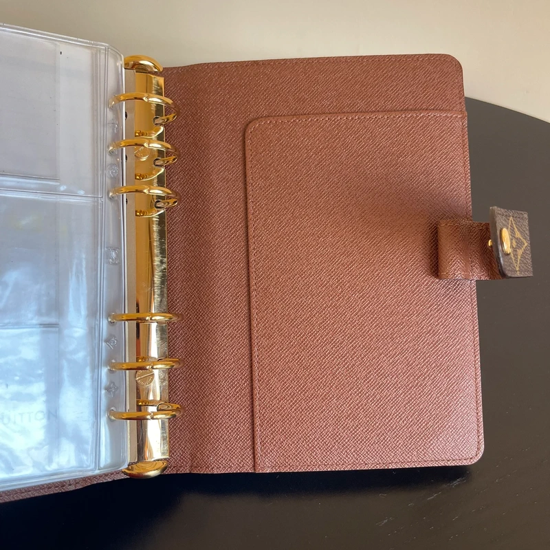 Louis Vuitton couverture pour agenda MM monogram LUXE DE SECONDE MAIN AUTHENTIQUE. PETITE MAROQUINERIE DE LUXE. ENTRUPY CERTIFICATE