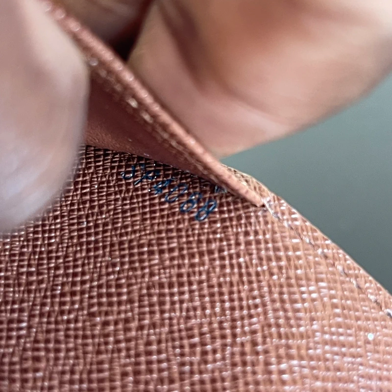 Louis Vuitton couverture pour agenda MM monogram LUXE DE SECONDE MAIN AUTHENTIQUE. PETITE MAROQUINERIE DE LUXE. ENTRUPY CERTIFICATE